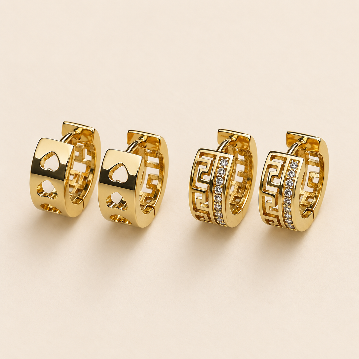 AROS HUGGIE ANCHA CON GRECA GRIEGA CALADA CON LINEA DE CIRCONES PAVE